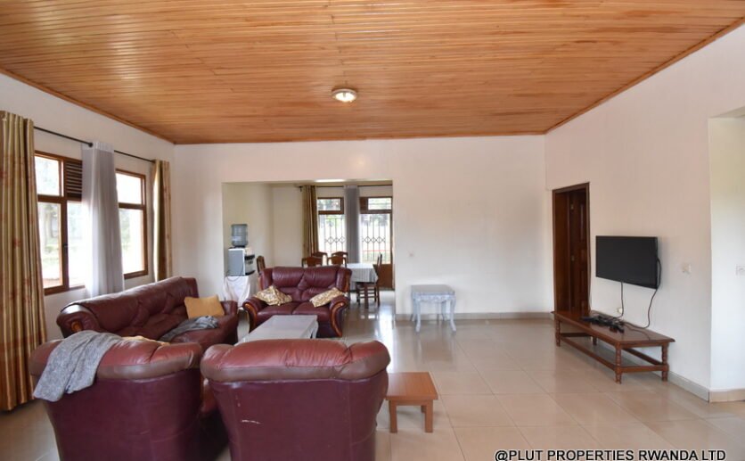 Nyarutarama house for rent. 