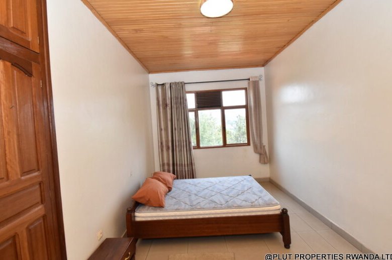 Nyarutarama house for rent. 