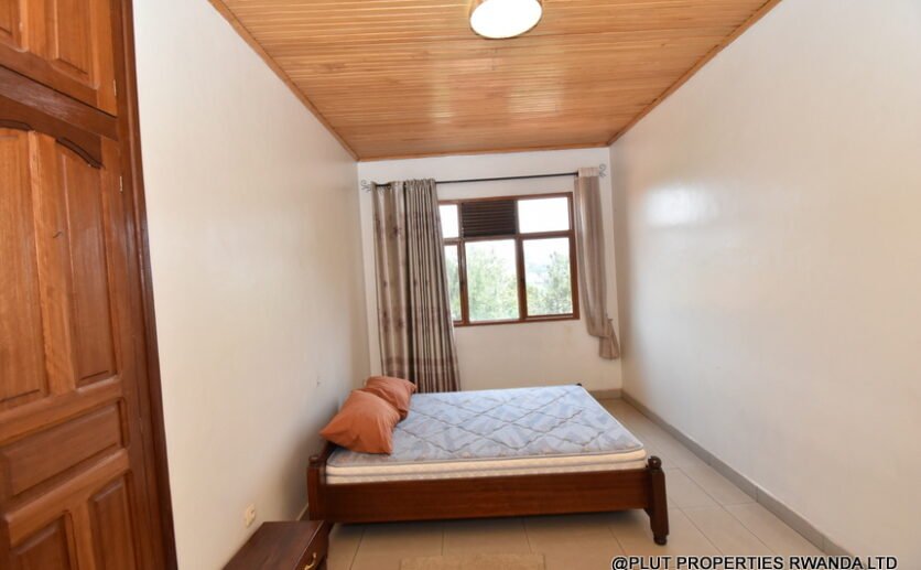 Nyarutarama house for rent. 