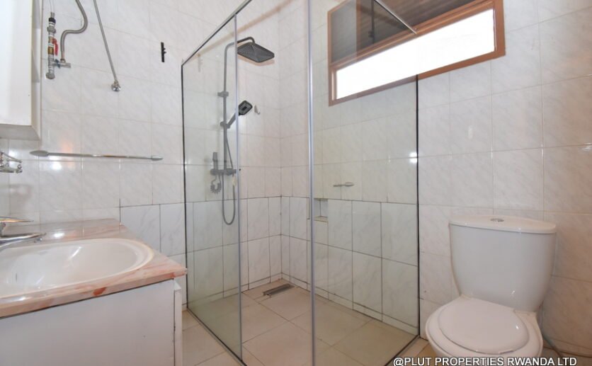 Nyarutarama house for rent. 
