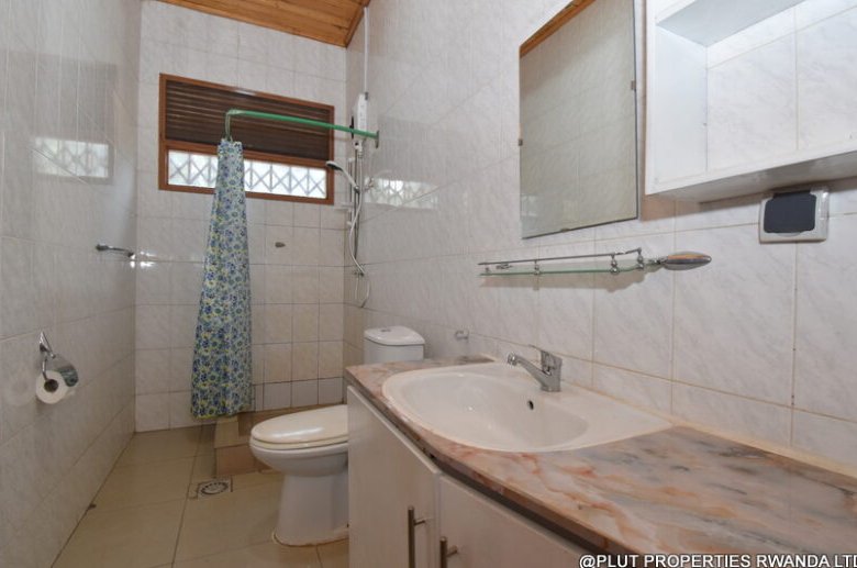 Nyarutarama house for rent. 