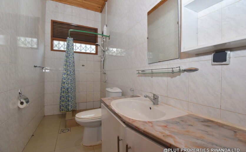Nyarutarama house for rent. 