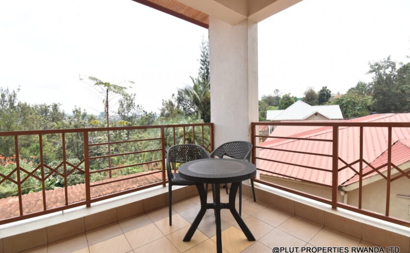 Nyarutarama house for rent. 