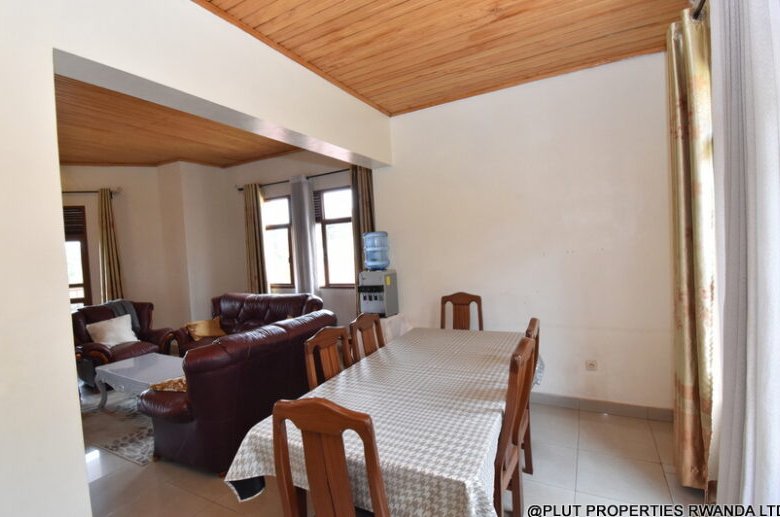 Nyarutarama house for rent. 