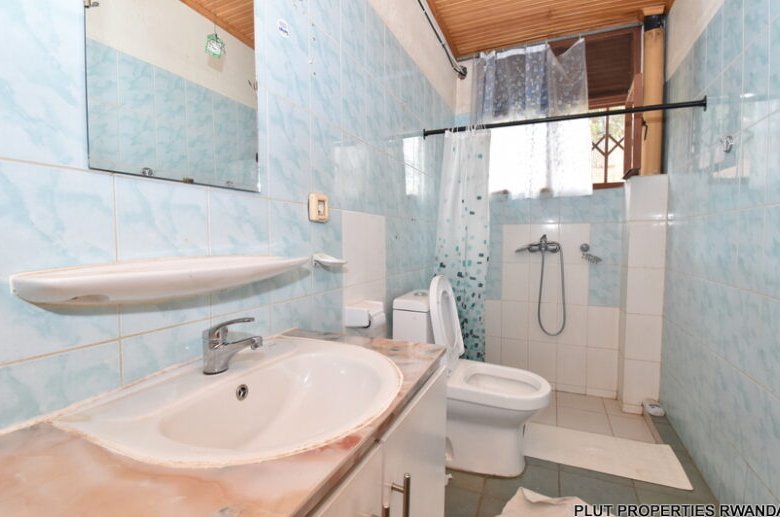 Nyarutarama house for rent. 