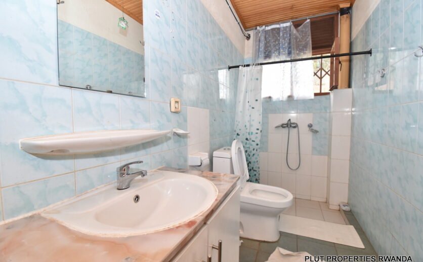 Nyarutarama house for rent. 