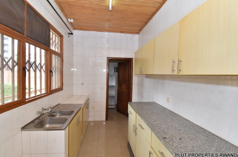 Nyarutarama house for rent. 