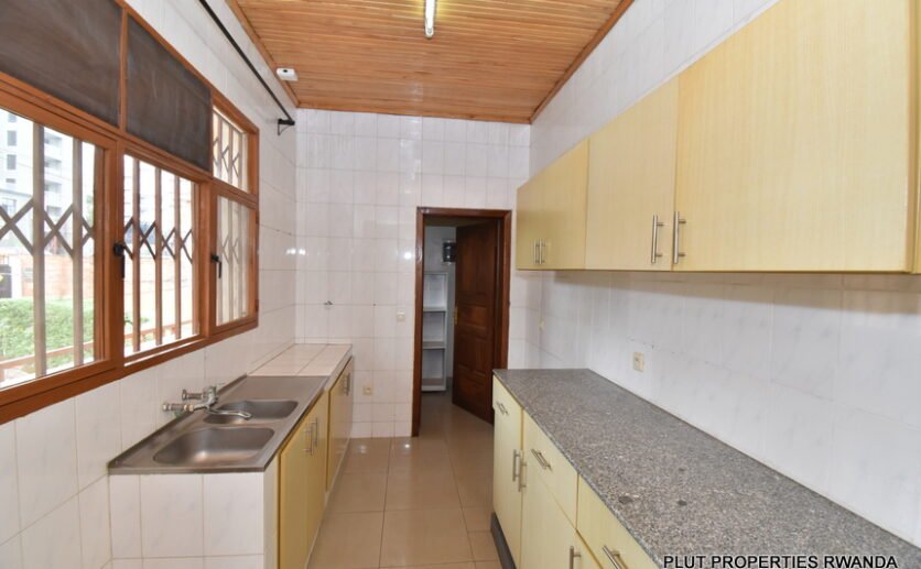Nyarutarama house for rent. 