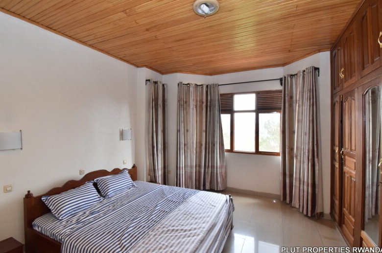 Nyarutarama house for rent. 