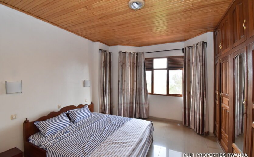 Nyarutarama house for rent. 