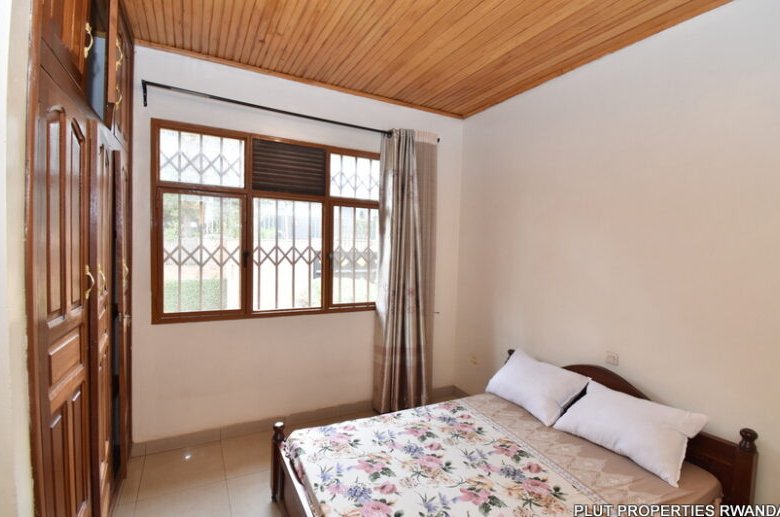Nyarutarama house for rent. 