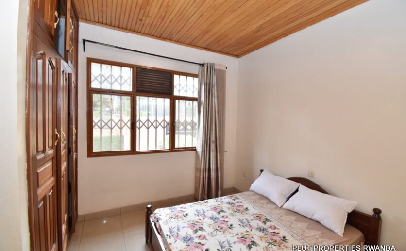 Nyarutarama house for rent. 