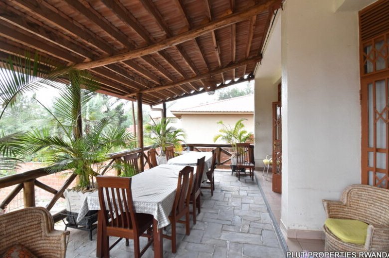 Nyarutarama house for rent. 