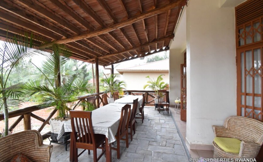 Nyarutarama house for rent. 