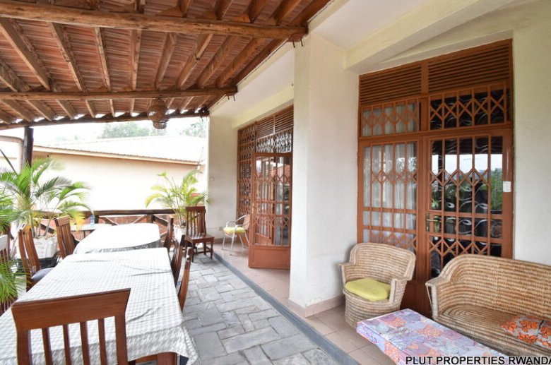 Nyarutarama house for rent. 