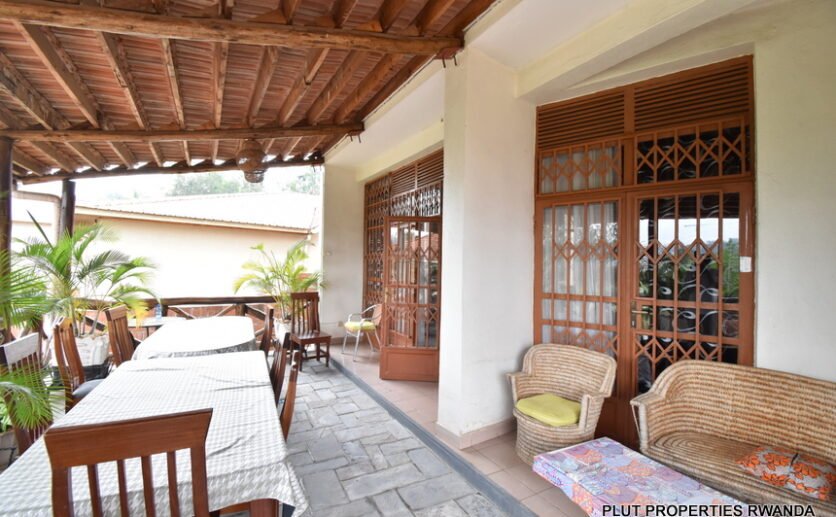Nyarutarama house for rent. 