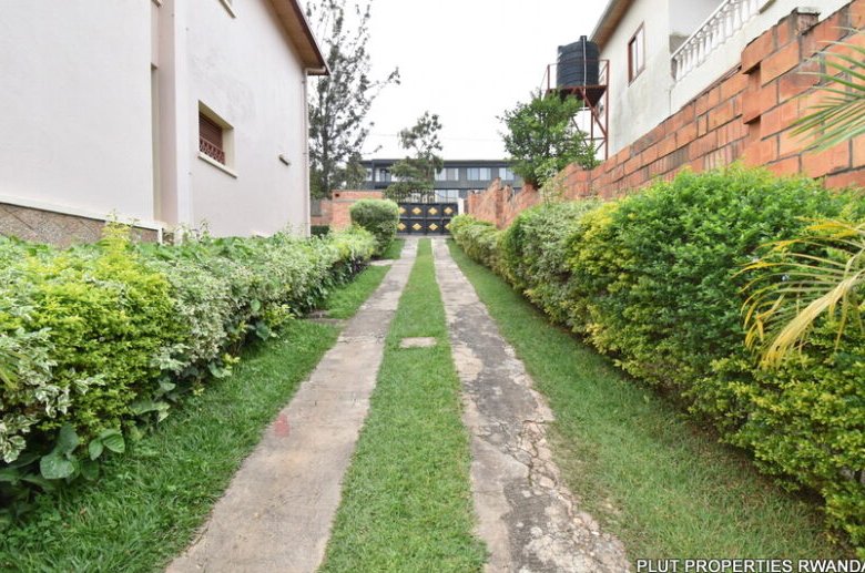 Nyarutarama house for rent. 