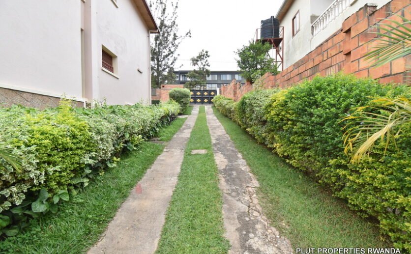 Nyarutarama house for rent. 