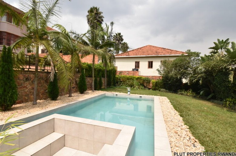 Nyarutarama house for rent. 