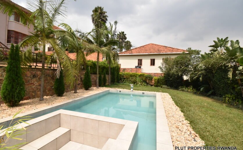 Nyarutarama house for rent. 
