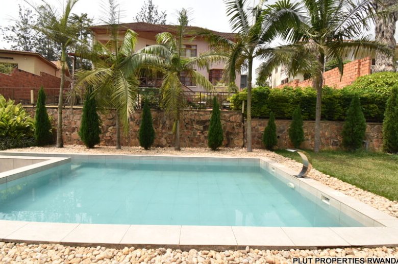 Nyarutarama house for rent. 