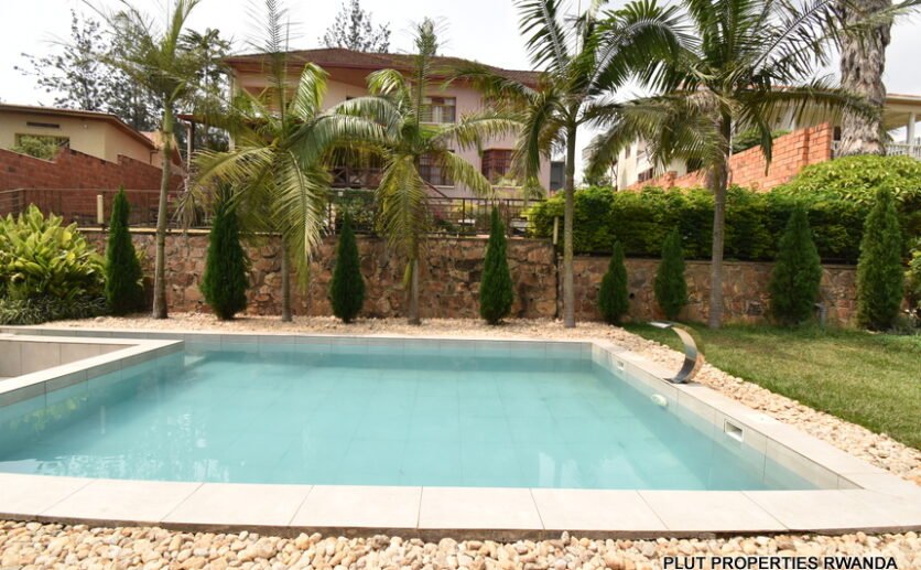 Nyarutarama house for rent. 