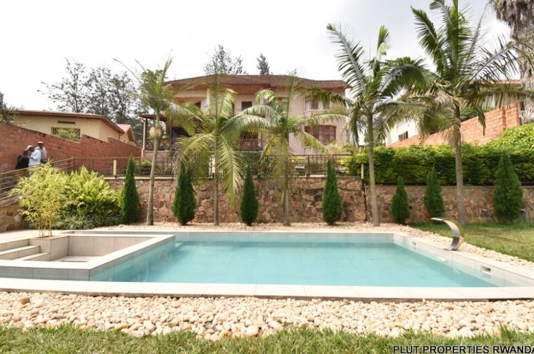 Nyarutarama house for rent. 
