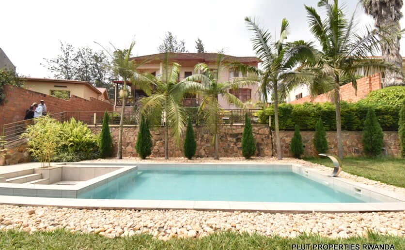 Nyarutarama house for rent. 