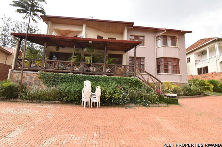 Nyarutarama house for rent. 
