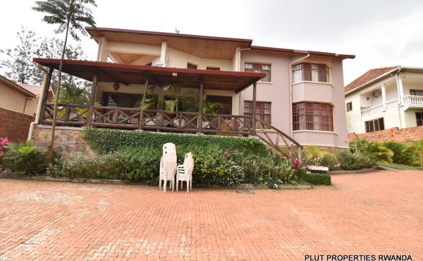 Nyarutarama house for rent. 