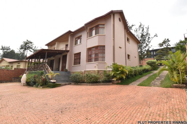 Nyarutarama house for rent. 
