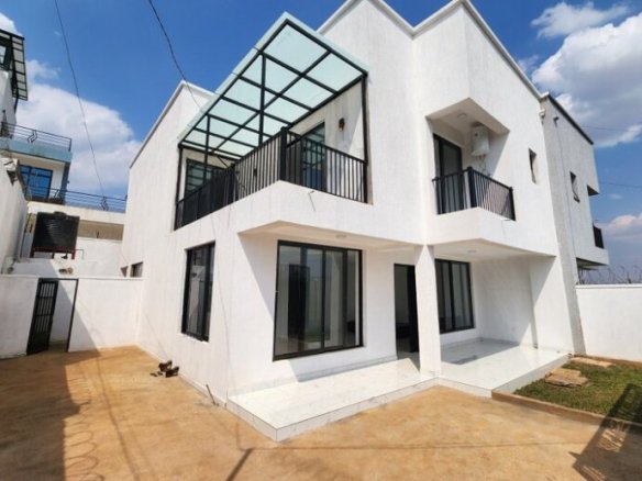 Kinyinya 4 bedrooms for rent. 