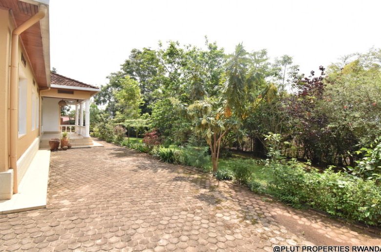 Beautiful unfurnished house for rent in Kiyovu 