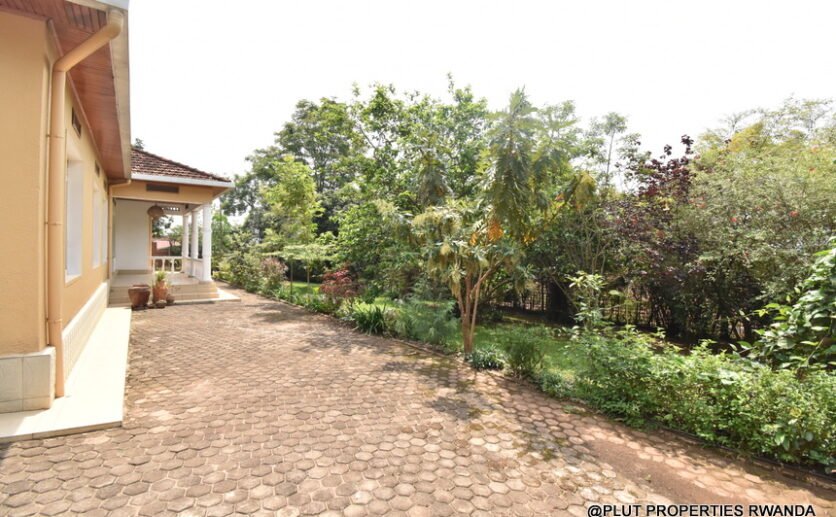 Beautiful unfurnished house for rent in Kiyovu 