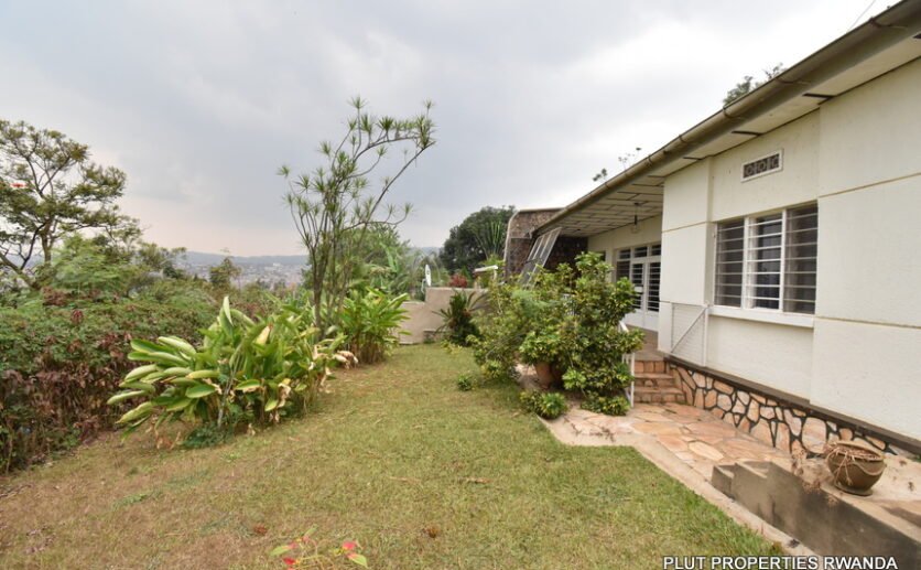Fully furnished house for rent in Kiyovu.