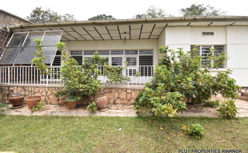 Fully furnished house for rent in Kiyovu.