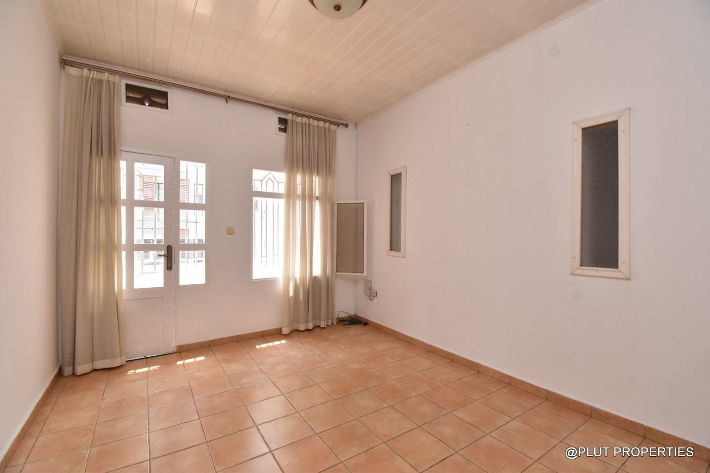 Big villa for rent in Nyarutarama plut properties 15-100kb Big villa for rent in Nyarutarama