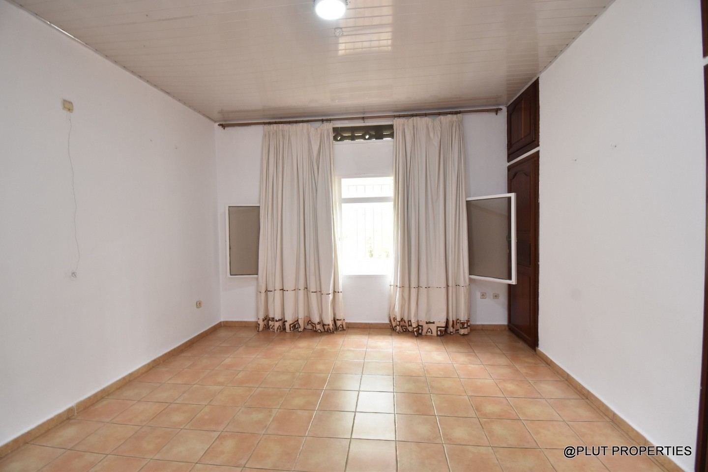 Big villa for rent in Nyarutarama plut properties 16-100kb Big villa for rent in Nyarutarama