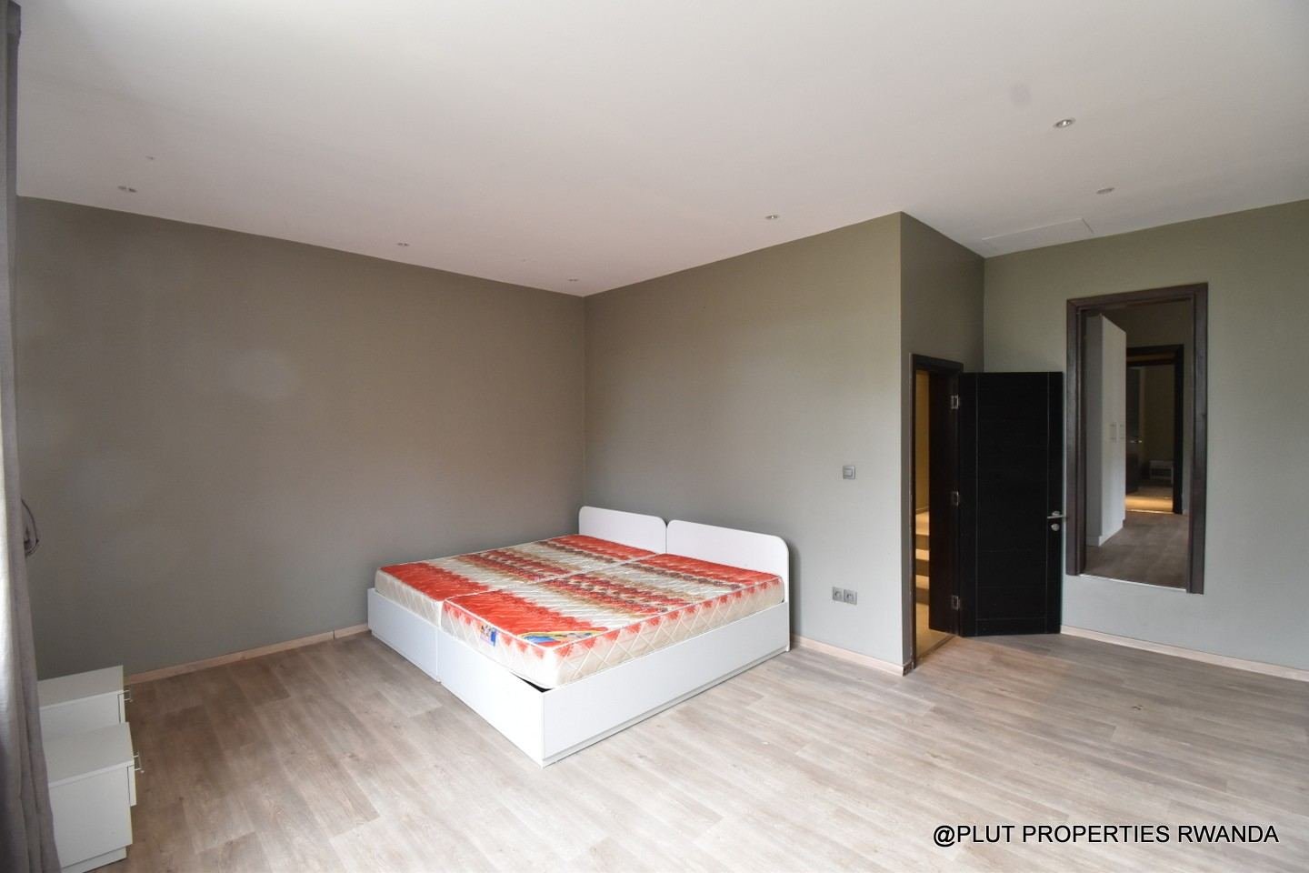 5 bedroom villa for rent in Nyarutarama