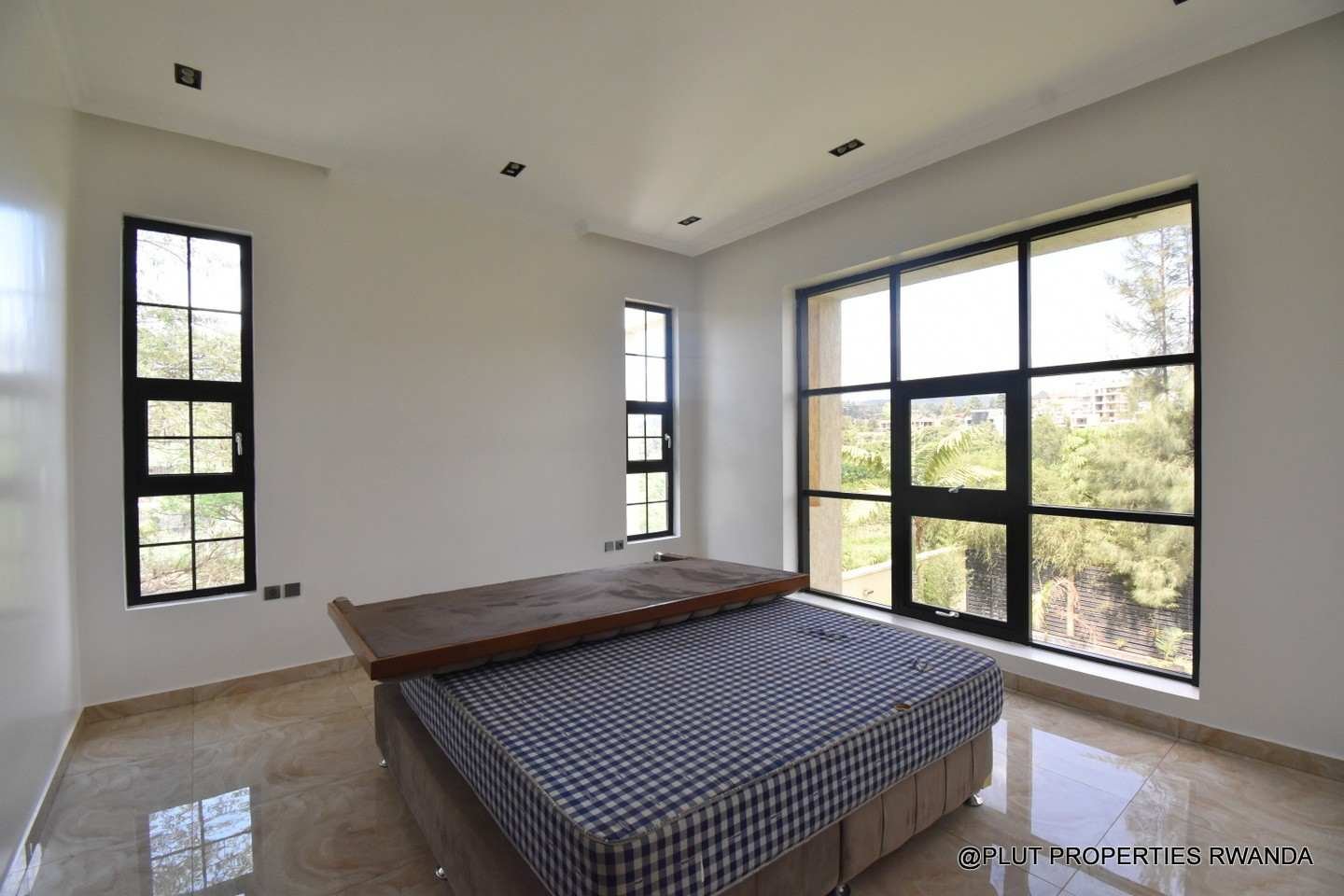 Beautiful villa for rent in Nyarutarama plut properties 3-100kb Beautiful villa for rent in Nyarutarama